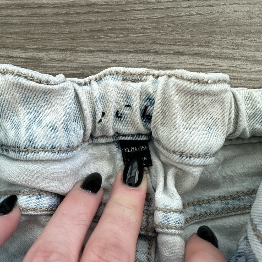 Lightwash Adjustable Waist Short Mini Distressed Shorts with Pockets - Picture 2 of 8